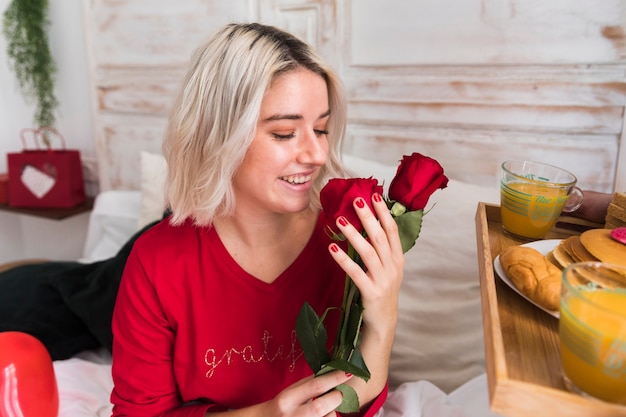 バレンタインの日に赤いバラを持つ女性