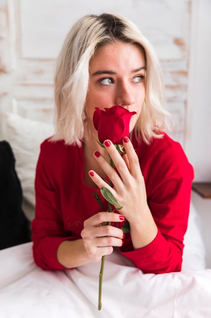 バレンタインの日に赤いバラを持つ女性