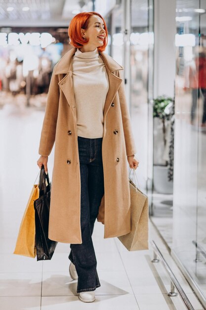 Foto gratuita donna con le borse della spesa che fanno acquisti nel centro commerciale