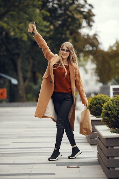 Foto gratuita donna con borse della spesa in una città estiva