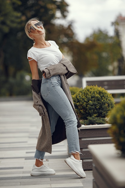 Foto gratuita donna con borse della spesa in una città estiva