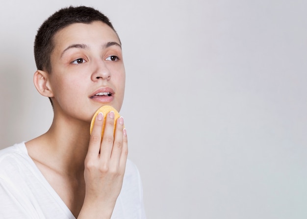 Foto gratuita donna con i capelli corti pulizia viso