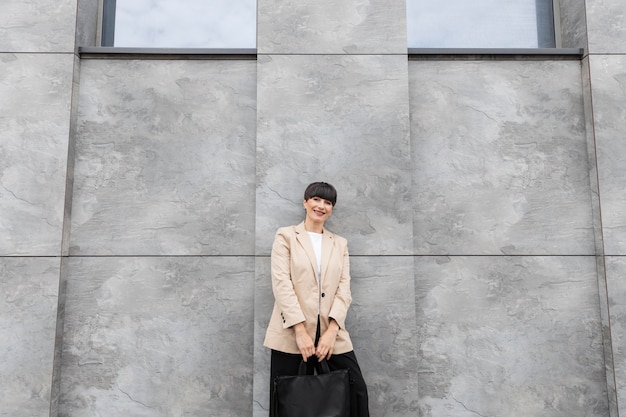 Free photo woman with short hair holding her handbag