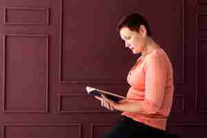 Free photo woman with short hair reading a magazine