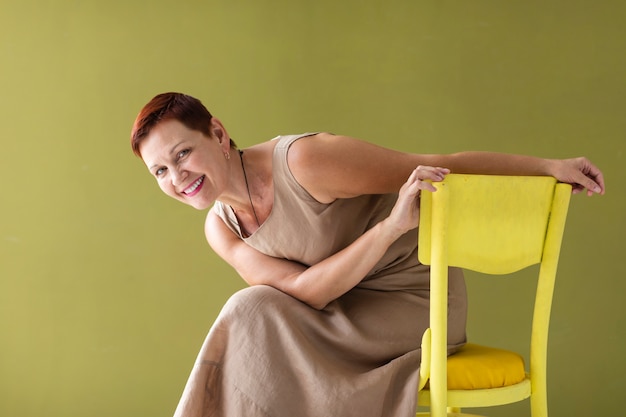 Женщина с короткими волосами сидит на стуле