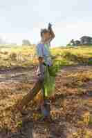 無料写真 田舎のシャベルを持つ女性
