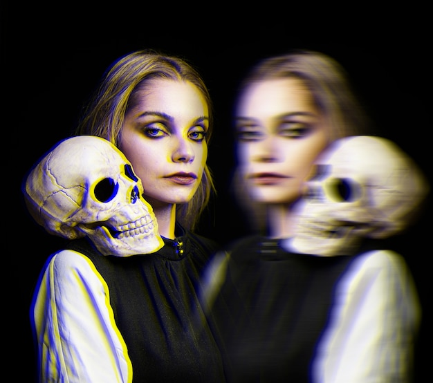 Free photo woman with skull on her shoulder and glitch effect