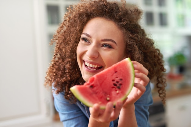 Foto gratuita donna con una fetta di cocomero