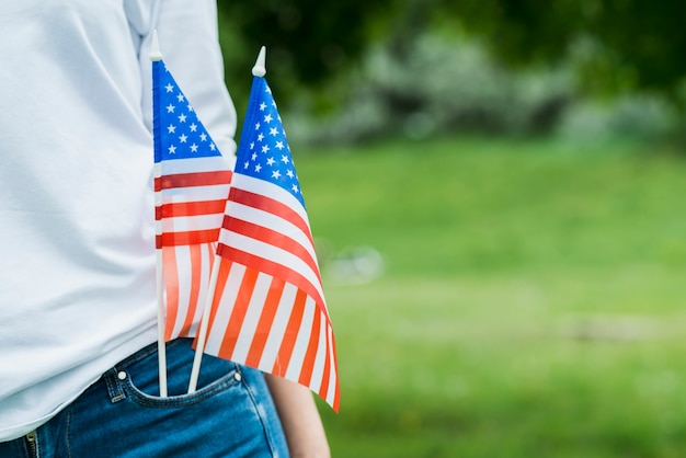 小さなアメリカの旗を持つ女性