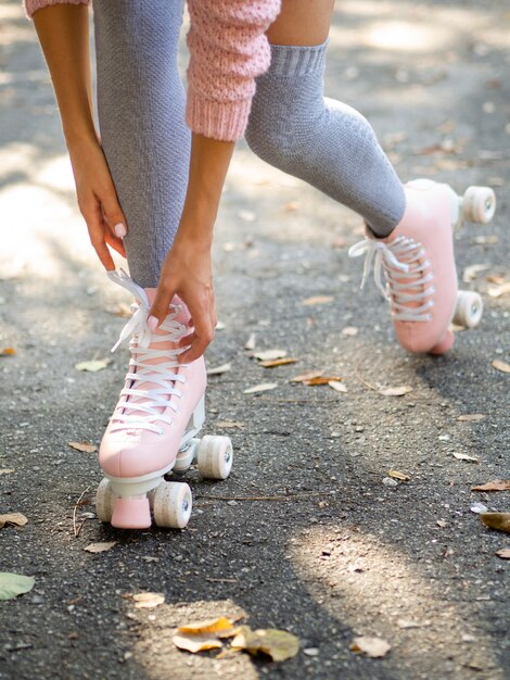 ローラースケート靴下を持つ女性