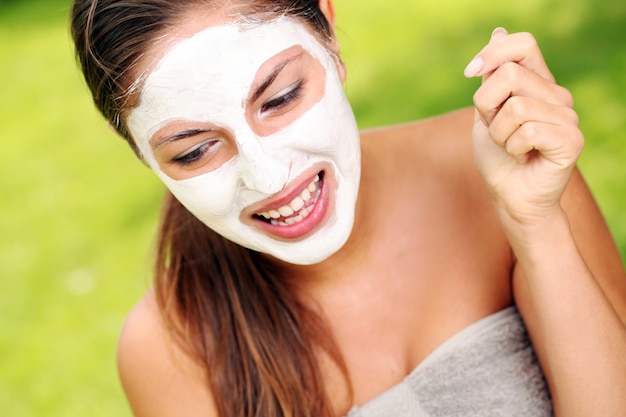 Foto gratuita donna con maschera termale sul viso