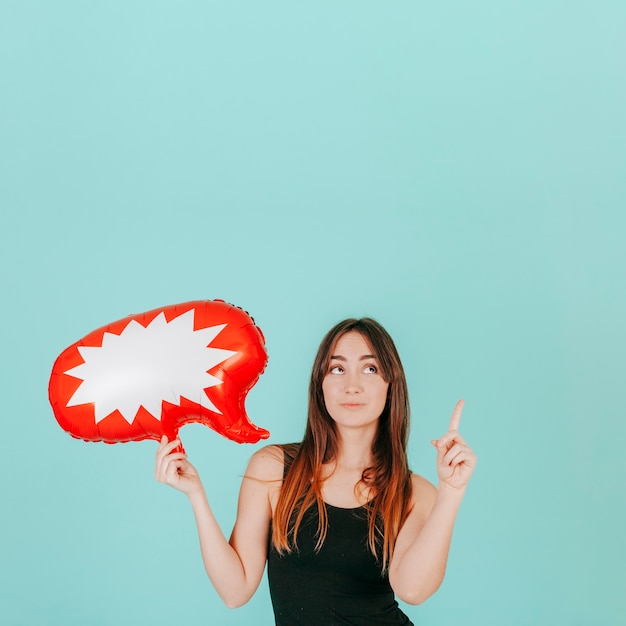 Foto gratuita donna con palloncino discorso rivolto verso l'alto