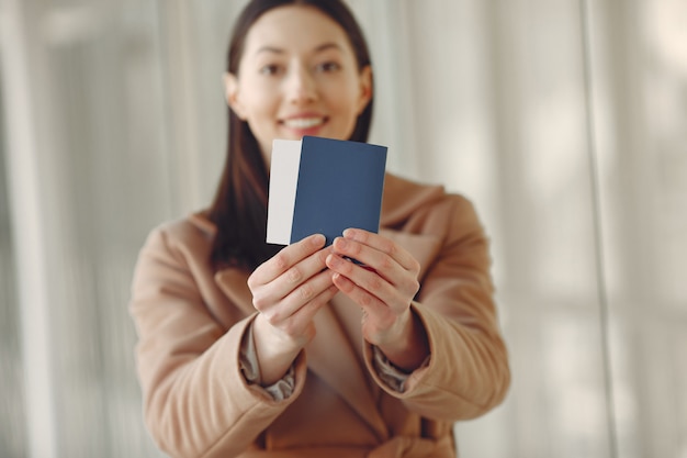 Foto gratuita donna con la valigia in aeroporto