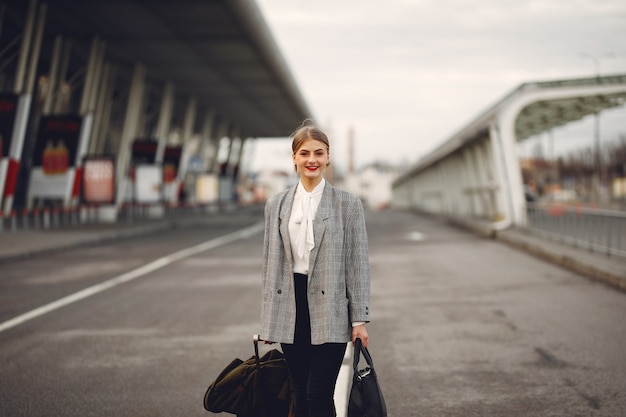 Женщина с чемоданом стоял у аэропорта