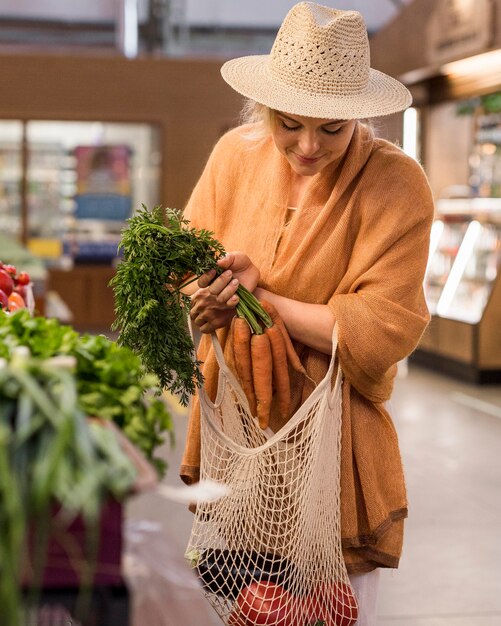 製品を購入する夏帽子の女