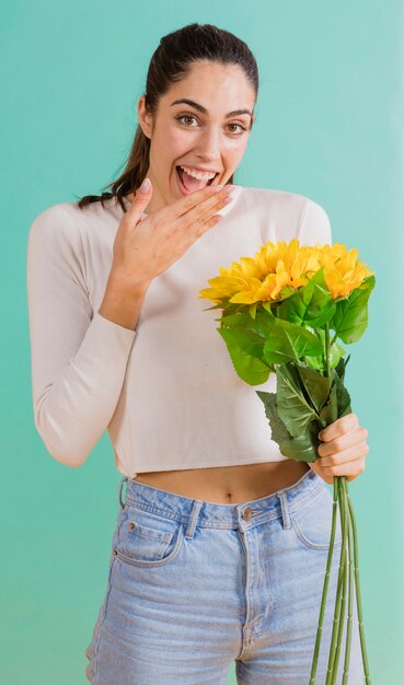 ひまわりの花束を持つ女性