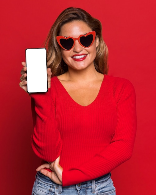 Free photo woman with sunglasses holding smartphone