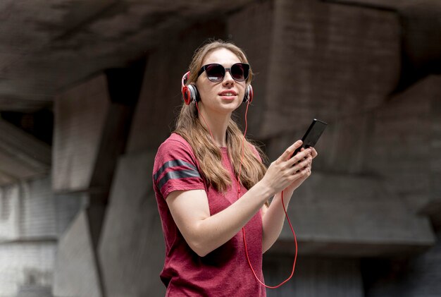 Free photo woman with sunglasses listening music