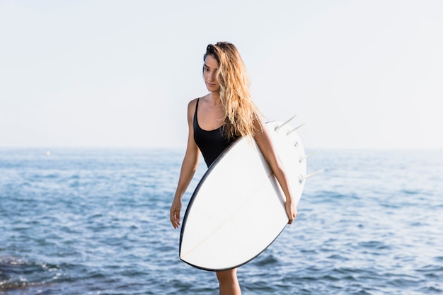 해변에서 서핑 보드와 여자