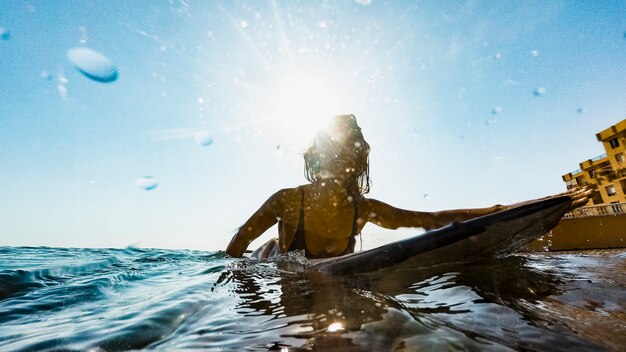물에 서핑 보드와 여자