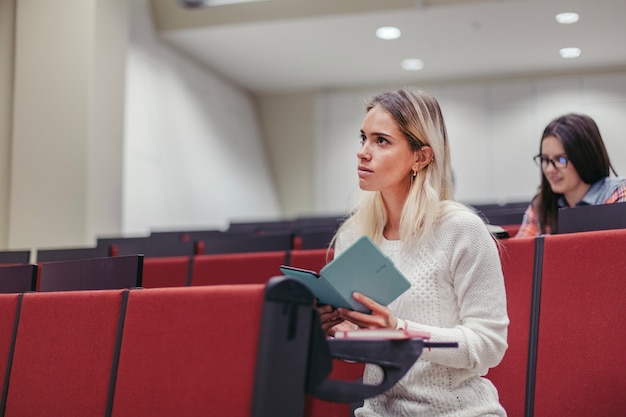 Foto gratuita donna con tavoletta ascoltare la lezione