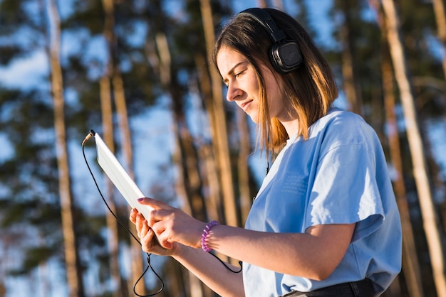 音楽を聴くタブレットを持つ女性