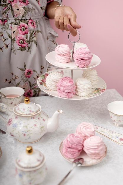 Foto gratuita donna con composizione tea party