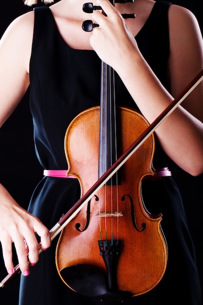 Бесплатное фото Женщина со скрипкой
