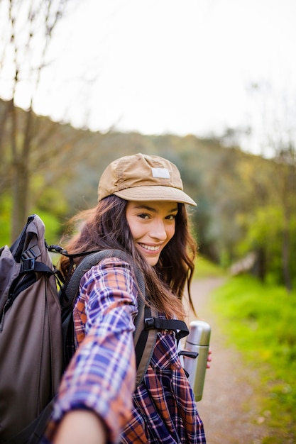 Foto gratuita donna con thermos che si offre di seguirla