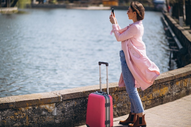 Donna con borsa da viaggio