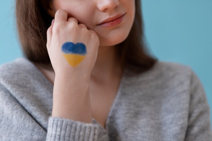 Бесплатный Фотография женщина с рисунком украинского флага на руке
