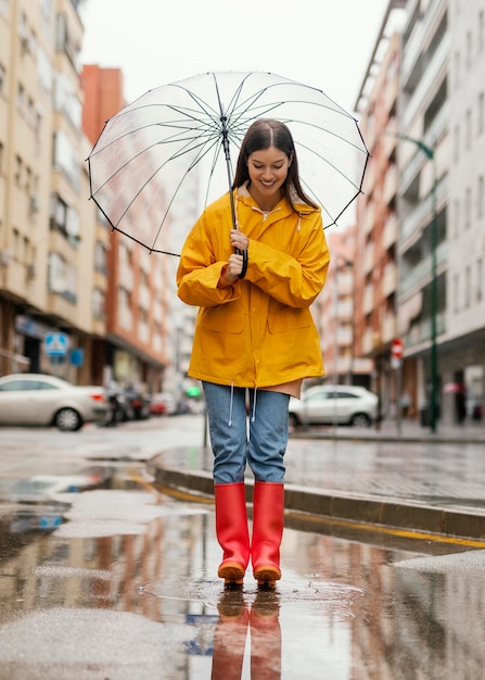 無料写真 雨の長い視野に立っている傘を持つ女性