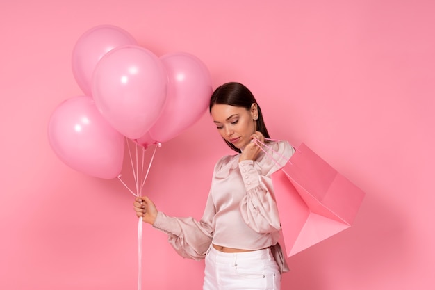 Foto gratuita donna con palloncini di san valentino