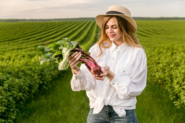 Foto gratuita donna con verdure