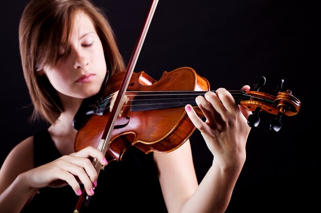 バイオリンを持つ女性
