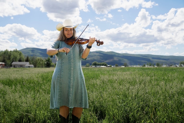 Woman with violine getting ready for country music concert