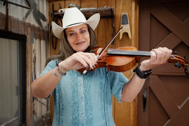 Woman with violine getting ready for country music concert