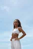 Бесплатное фото Женщина с видимыми брюшными мышцами занимается фитнесом