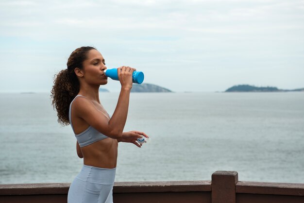 Foto gratuita donna con gli addominali visibili che fa fitness