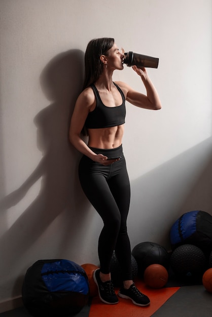 Бесплатное фото Женщина с видимым прессом занимается фитнесом