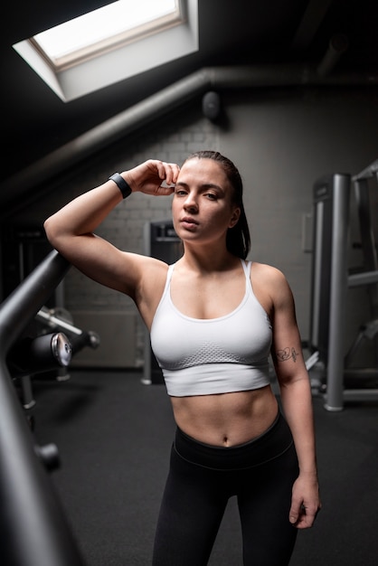 woman with visible abs doing fitness