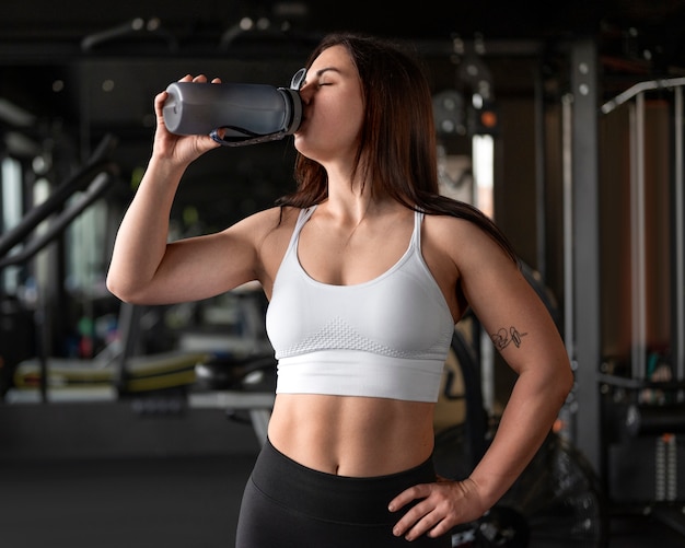 Woman with visible abs doing fitness