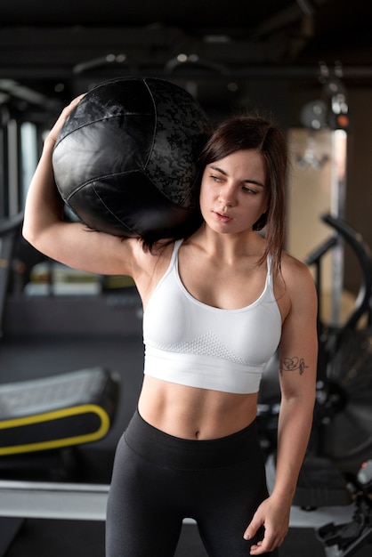 woman with visible abs doing fitness