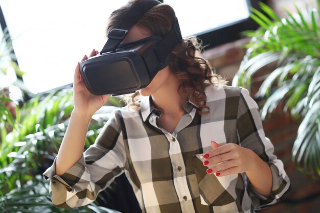 VRヘッドセットを持つ女性
