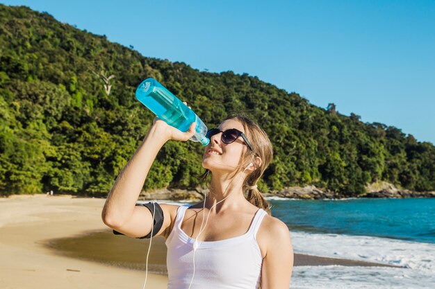 実行後の水を持つ女性