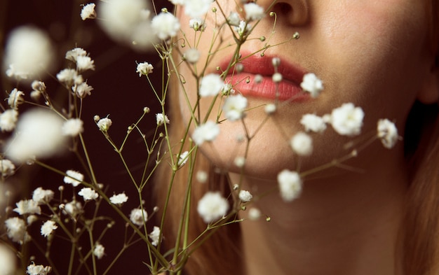 Foto gratuita donna con fiori bianchi