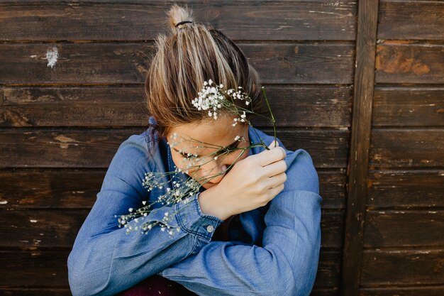 野生の花を持つ女性