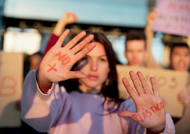 Foto gratuita donna con le parole sulle palme si chiuda