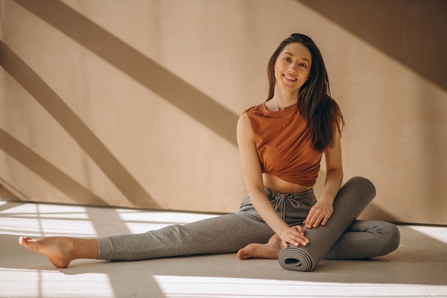 Foto gratuita donna con tappetino yoga