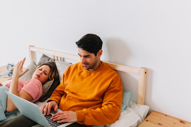 Free photo woman woken up by man with laptop